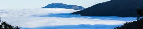 imagen de montaña alta con capa de nubes